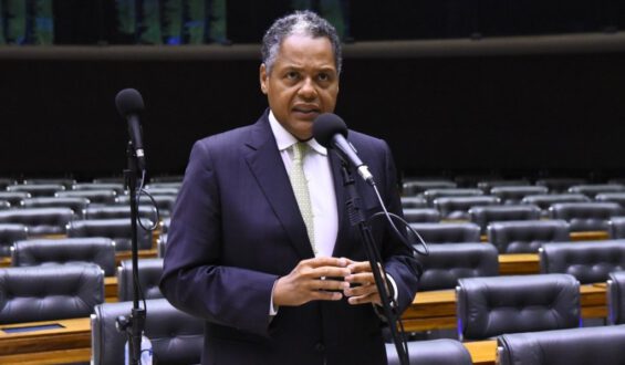 Câmara aprova projeto que exige revisão anual do SUS