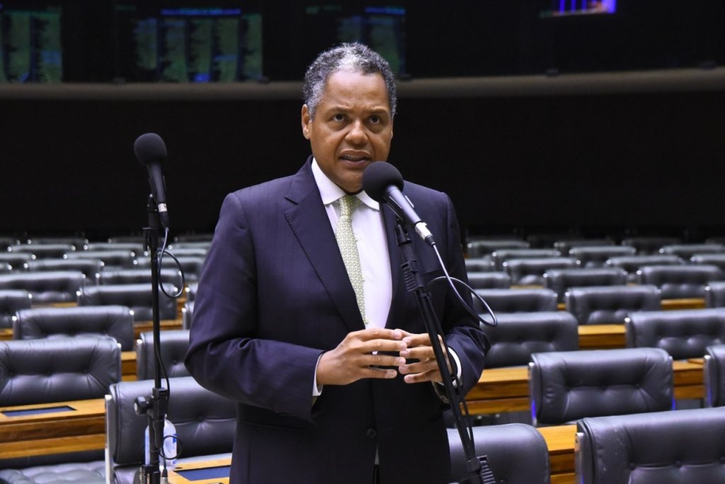 Câmara aprova projeto que exige revisão anual do SUS