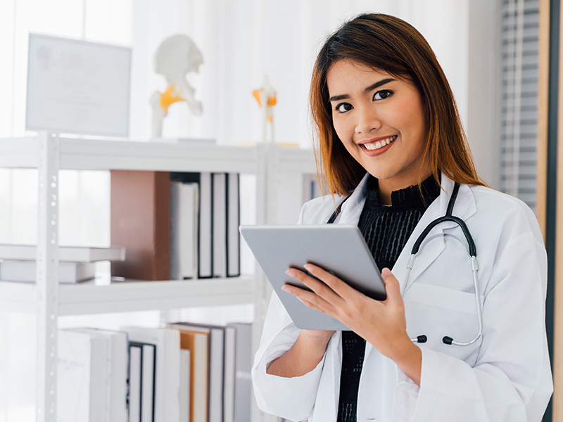 Médicas são maioria, mas ganham menos: desigualdade salarial é realidade na medicina