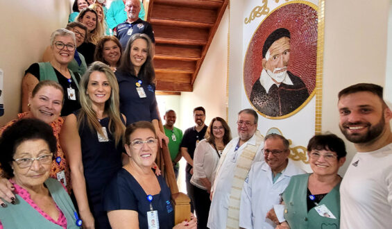 Voluntária do Hospital São Vicente de Paulo recebe homenagem