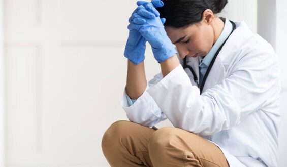 Relatório do Synergos Brasil alerta para pressão e riscos enfrentados por profissionais de saúde