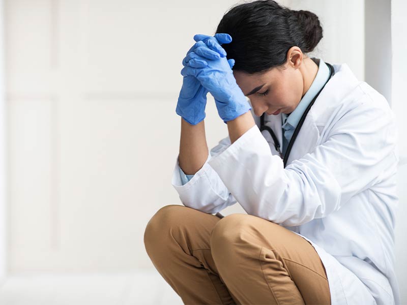Relatório do Synergos Brasil alerta para pressão e riscos enfrentados por profissionais de saúde