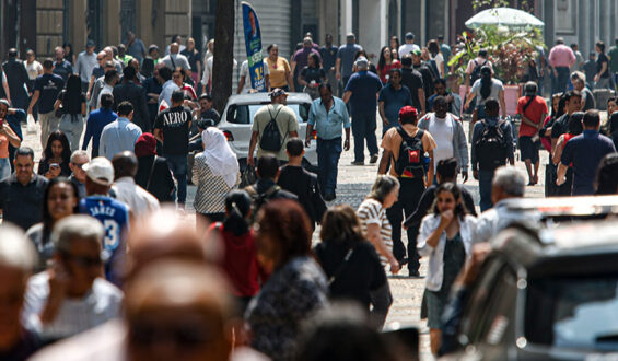 Classe C afirma que fila do SUS coloca a vida em risco, revela pesquisa do Instituto Locomotiva